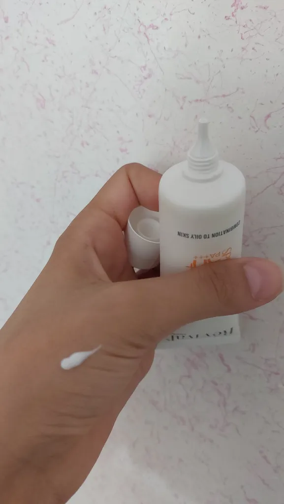 فلوئید ضد آفتاب بدون رنگ کلکسیون رویوال spf 50 مدل PREBIOTIC مناسب پوست های چرب و مختلط حجم 50 میلی لیتر