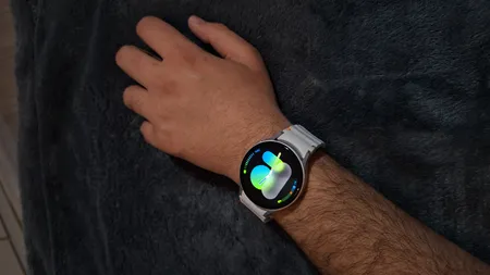 ساعت هوشمند سامسونگ مدل Galaxy Watch 7 44mm دارای قابلیت های کنترل موسیقی (Music Player) بند پلاستیک