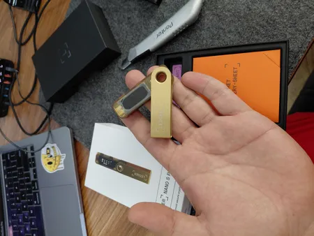 کیف پول سخت افزاری لجر مدل نانو اس پلاس