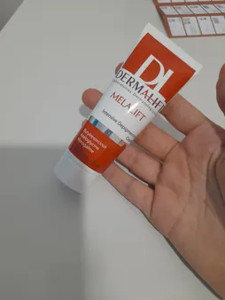 کرم روشن کننده صورت درمالیفت مدل Melalift مناسب انواع پوست حجم 40 میلی لیتر