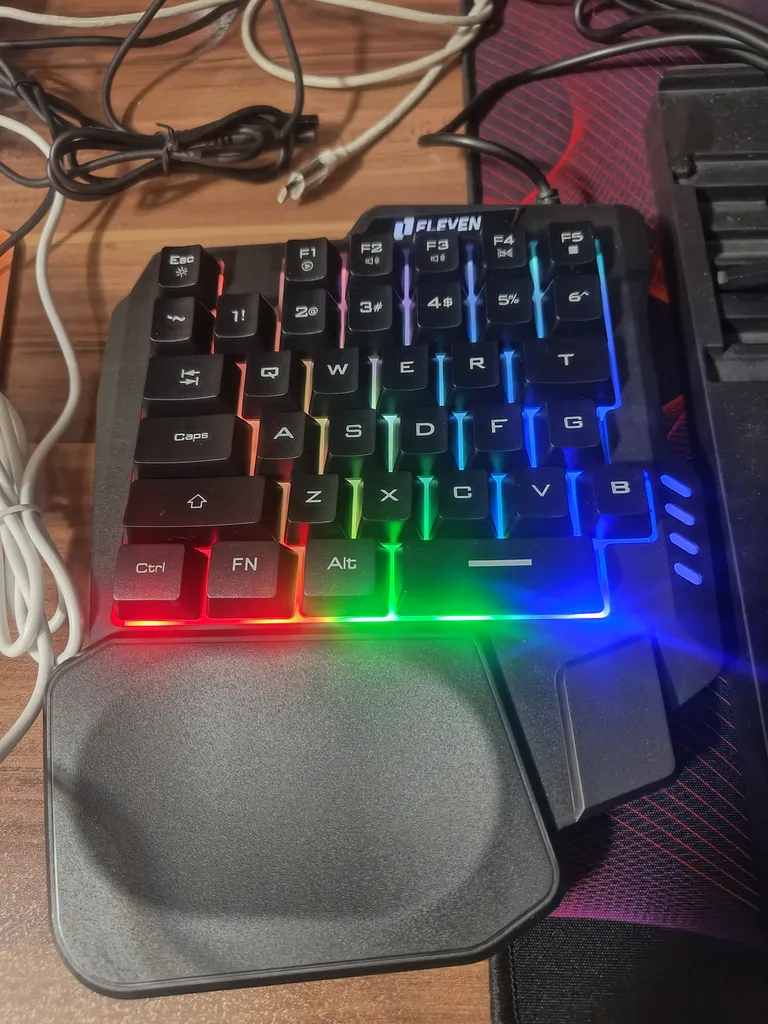 کیبورد گیمینگ ایلون مدل GK104، سوییچ ممبران، Tenkeyless، نورپردازی LED RGB