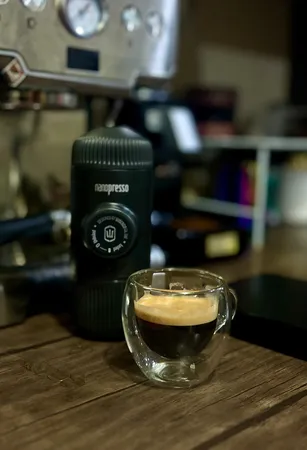 اسپرسوساز سفری واکاکو مدل Nanopresso  به همراه کیف حمل