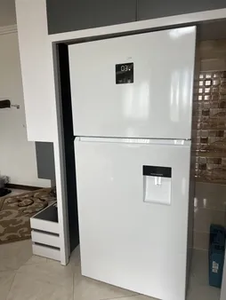 یخچال فریزر 26 فوت ایکس ویژن مدل TT582-AWD/AS ، دارای آبسردکن و یخساز نیمه‌ اتوماتیک، با ارتفاع 185، پهنای 66 و عمق 84 سانتی‌ متر، میزان مصرف انرژی A+، دارای 4 طبقه در یخچال و 2 طبقه در فریزر