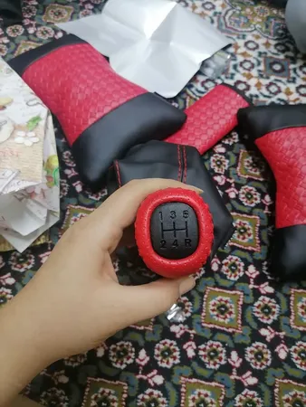 روکش فرمان کاور پلاس مدل PR-LUXE-RD به همراه سردنده وگردگیر و روکش ترمزدستی و کاور سویچ مناسب برای پراید