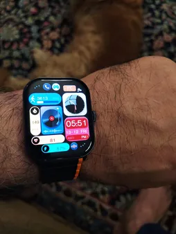 ساعت هوشمند گلوریمی مدل GS1 Pro 2024 دارای قابلیت های صفحه نمایش رنگی، صفحه نمایش لمسی، کنترل موسیقی (Music Player)، کنترل سطح اکسیژن خون، قابلیت مکالمه مستقیم، قابلیت مکالمه از طریق بلوتوث، پشتیبانی از زبان فارسی در منو و سیستم‌عامل بند سیلیکون