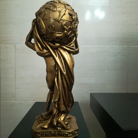 مجسمه آدم کره به دوش کد 020020051