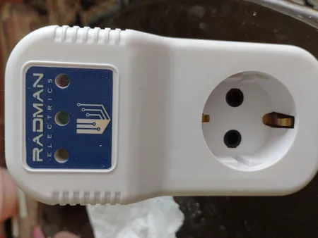 محافظ ولتاژ رادمان مدل ارت دار 30A