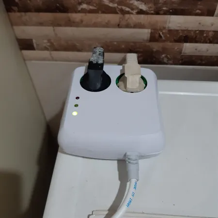 محافظ ولتاژ آنالوگ یخچال و فریزر فردان الکتریک مدل ارت دار 2 متری