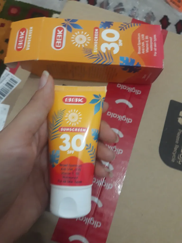 کرم ضد آفتاب بی رنگ ببک مدل SPF30 مناسب انواع پوست حجم 50 میلی لیتر