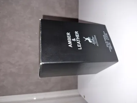 ادو پرفیوم مردانه الحمبرا مدل Amber and Leather با رایحه گرم و تلخ حجم 100 میلی لیتر