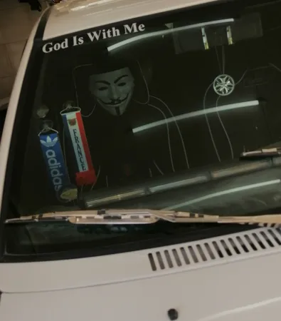 ماسک ایفای نقش مدل وی