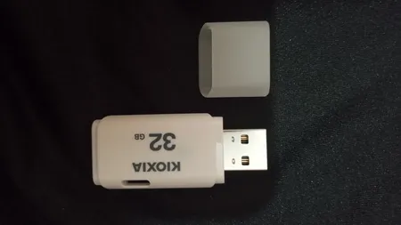 فلش مموری کیوکسیا مدل U202 ظرفیت 32 گیگابایت