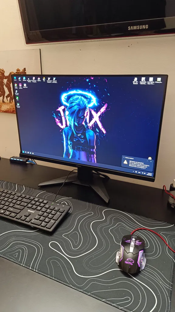 مانیتور گیمینگ 27 اینچ ام اس آی مدل MAG 275F، رزولوشن Full HD، پنل Rapid IPS، نرخ بروزرسانی 180 هرتز، با نسبت تصویر 16:9، دارای پورت HDMI و DisplayPort و خروجی هدفون