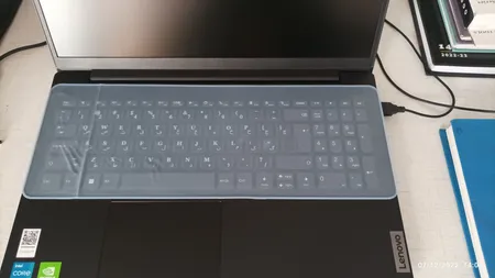 برچسب حروف فارسی کیبورد طرح مات به همراه محافظ کیبورد مناسب برای لپ تاپ 15.6 اینچ