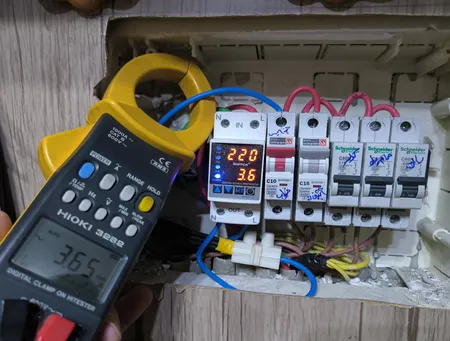 محافظ ولتاژ آی سوئیچ الکتریک مدل sp1-63A