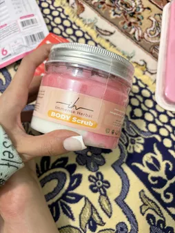 اسکراب لایه بردار پوست ایمنس هربال مدل میکس هلو و شی باتر وزن 620 گرم