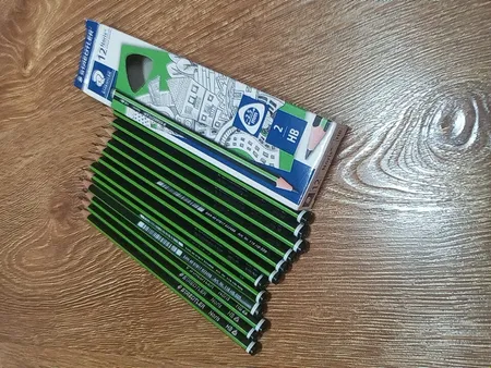 مداد مشکی استدلر مدل Noris گرافیت سه گوش بسته ۱۲ عددی