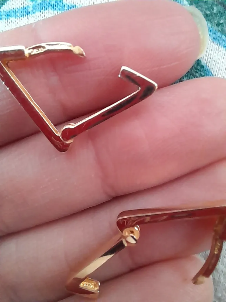 گوشواره طلا 18 عیار زنانه طلای مستجابی مدل مثلث کد 01