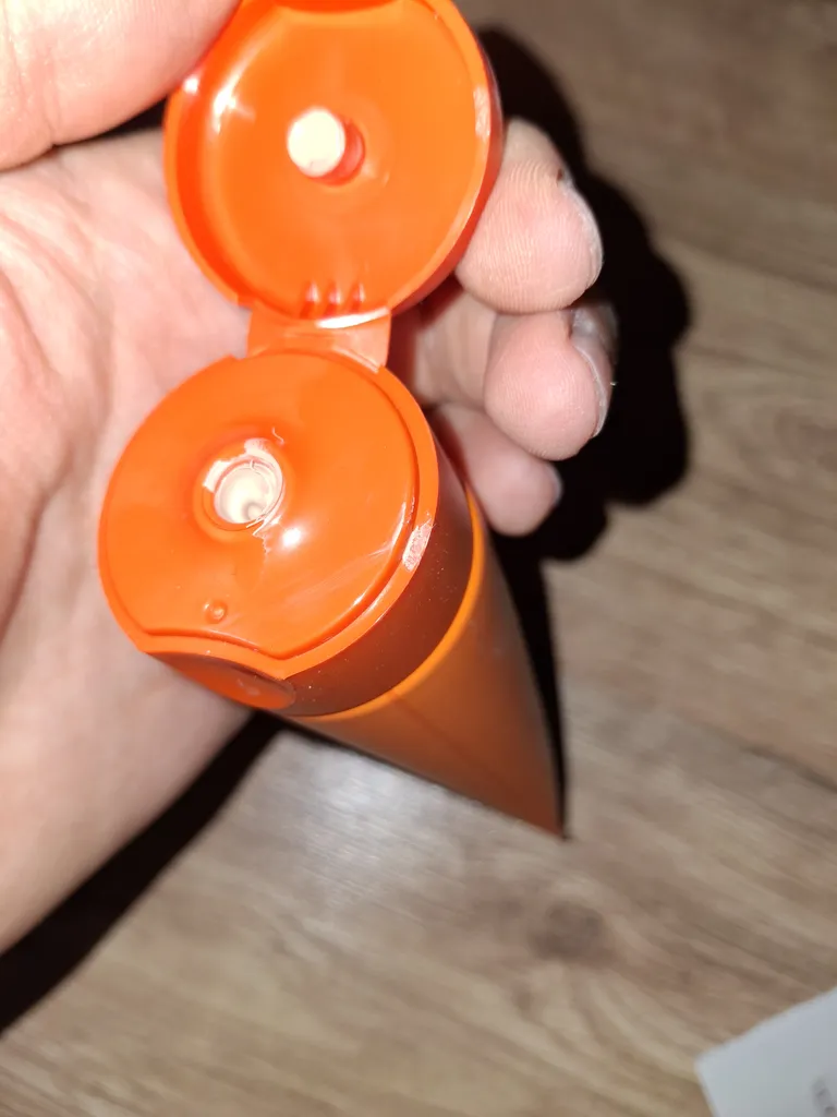 کرم ضد آفتاب رنگی نئودرم مدل Max Protect حجم 50 میلی لیتر