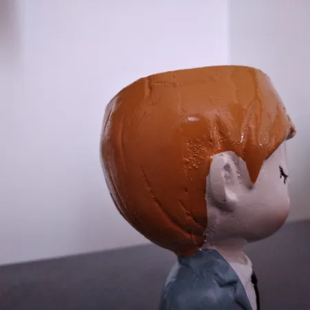 گلدان طرح پسر کرواتی کد AH01