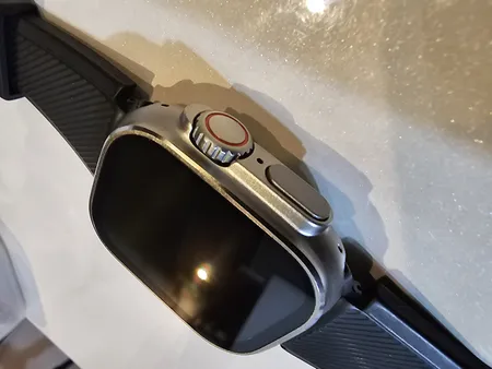 ساعت هوشمند مدل HK9 ULTRA 2 MAX دارای قابلیت های صفحه نمایش رنگی، صفحه نمایش لمسی، کنترل موسیقی (Music Player)، کنترل سطح اکسیژن خون، قابلیت مکالمه از طریق بلوتوث، پشتیبانی از زبان فارسی در منو و سیستم‌عامل بند سیلیکون