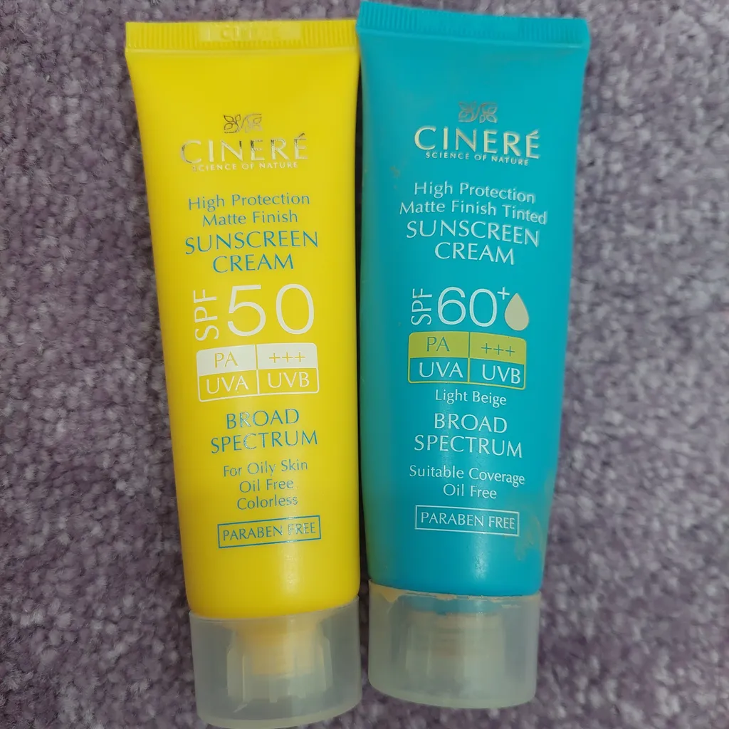 کرم ضدآفتاب بی‌رنگ سینره مدل SPF50 مناسب پوست چرب، حجم 50 میلی‌لیتر