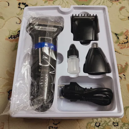 ماشین اصلاح موی صورت کیمی مدل KM-6558، اصلاح به صورت صفرزن و حجم‌زن، قابلیت استفاده به صورت خشک و مرطوب، تکنولوژی اصلاح به صورت برش مستقیم، شیو فویلی، مدت زمان شارژ 60 دقیقه و مدت زمان استفاده پس از شارژ 480 دقیقه، دارای نمایشگر میزان شارژ
