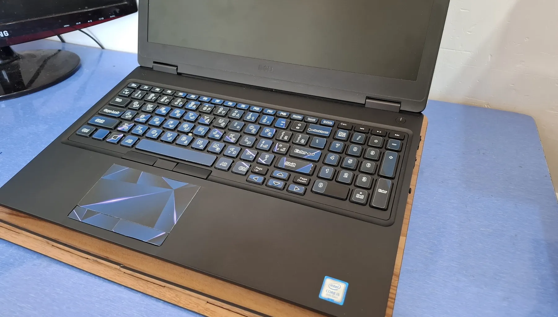 استیکر لپ تاپ توییجین و موییجین طرح هندسی کد 41 مناسب برای لپ تاپ 15.6 اینچ به همراه برچسب حروف فارسی کیبورد