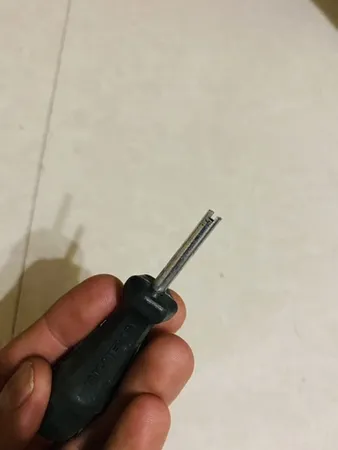 کیت پنچری تیوبلس مدل دسته پلاستیکی همراه با آچار والف