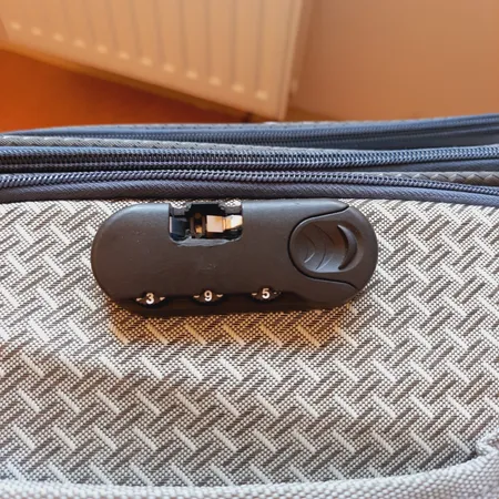 چمدان مدل H11 سایز متوسط