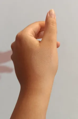 کرم مرطوب کننده رنگی درمالیفت مدل HYDRALIFT AC  مناسب پوست‌های چرب حجم 40 میلی لیتر