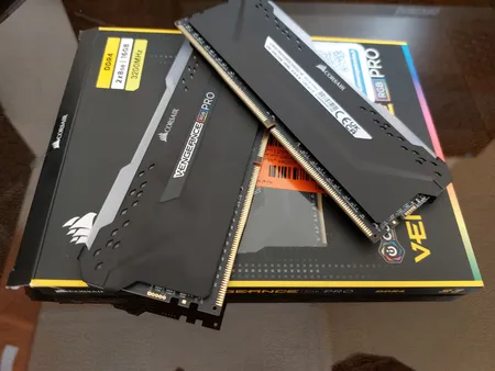 رم دسکتاپ DDR4 دو کاناله 3200 مگاهرتز CL16 کورسیر مدل VENGEANCE RGB PRO ظرفیت 16 گیگابایت