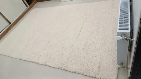 فرش ماشینی مدل شگی طرح رویال زمینه شیری