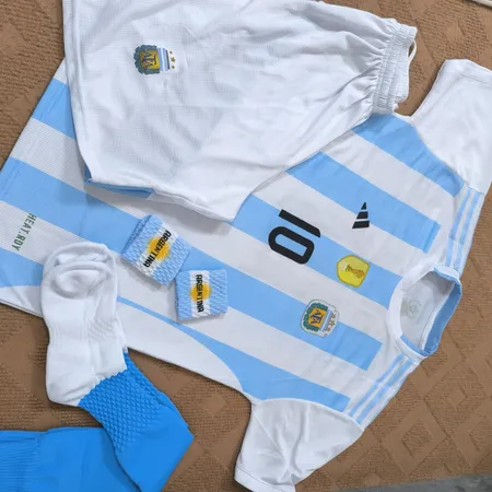 ست پنج تکه لباس ورزشی پسرانه طرح تیم ملی آرژانتین مدل مسی 2023