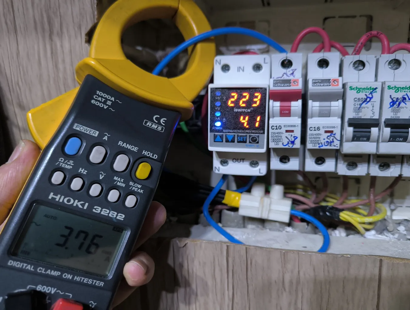 محافظ ولتاژ آی سوئیچ الکتریک مدل sp1-63A