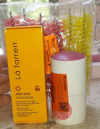 کرم ضدآفتاب و ضدلک بی‌رنگ لافارر مدل SPF30، مناسب پوست‌های خشک و معمولی، حجم 40 میلی‌لیتر