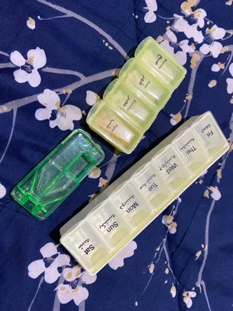 یادآور و نگهدارنده قرص مدل 01 مجموعه 2 عددی به همراه دستگاه تقسیم قرص