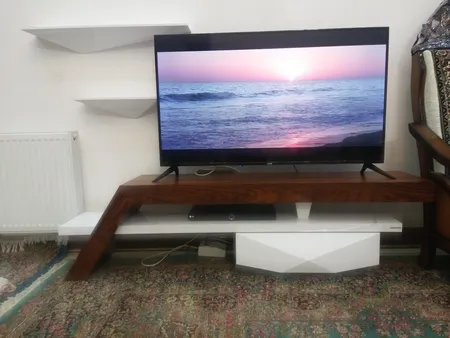 میز تلویزيون راهپود مدل آفتابگردان به همراه طبقه دیواری