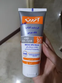 کرم ضدآفتاب بی‌رنگ آردن مدل SPF25 مناسب انواع پوست وزن 50 گرم