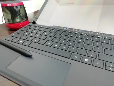 کیبورد تبلت مایکروسافت مدل Type Cover مناسب برای تبلت مایکروسافت Surface Pro