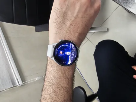 ساعت هوشمند گلوریمی مدل M2 MAX دارای قابلیت های صفحه نمایش رنگی، صفحه نمایش لمسی، قابلیت مکالمه از طریق بلوتوث بند سیلیکون