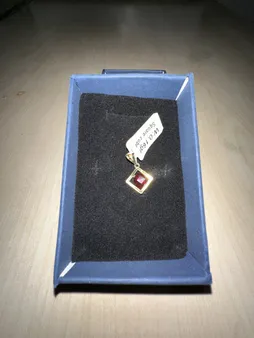 آویز گردنبند طلا 18 عیار زنانه ناریا مدل مکعب رنگ قرمز