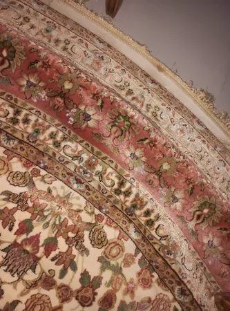 فرش ماشینی رادین اصفهان طرح گرد گل رز رنگ زمینه صدفی