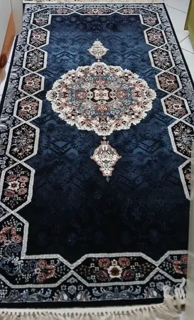 فرش ماشینی زمرد مشهد مدل تاج الماس زمینه سورمه ای