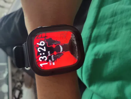 ساعت هوشمند مدل HK9 ULTRA 2 MAX دارای قابلیت های صفحه نمایش رنگی، صفحه نمایش لمسی، کنترل موسیقی (Music Player)، کنترل سطح اکسیژن خون، قابلیت مکالمه از طریق بلوتوث، پشتیبانی از زبان فارسی در منو و سیستم‌عامل بند سیلیکون