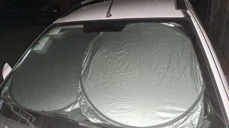 آفتابگیر شیشه جلو خودرو مدل عینکی به همراه کاور نگهدارنده