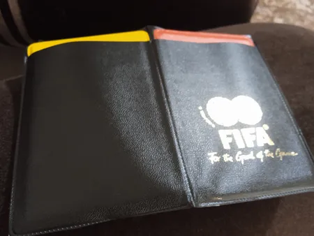 کارت داوری فوتبال طرح FIFA