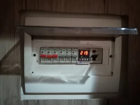 محافظ ولتاژ حرفه ای مدل 63A