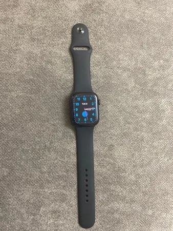 ساعت هوشمند اپل واچ سری 6 مدل 44mm Aluminum Case with Sport silicone Band، صفحه نمایش لمسی 1.78 اینچ با Retina LTPO OLED، سازگار با iPhone 6S به بالا و IOS 14 به بالا، قابلیت مکالمه از طریق بلوتوث، شمارنده ضربان قلب، شتاب‌سنج، گام‌شمار، باتری لیتیوم یونی