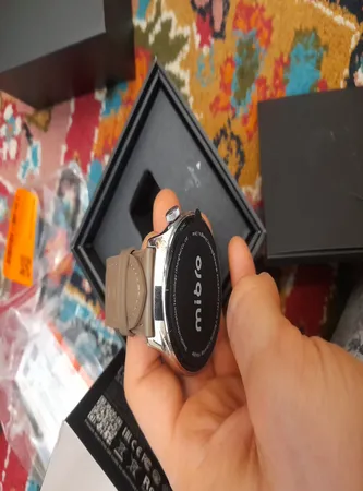 ساعت هوشمند میبرو مدل Lite 3 Pro بند چرمی، ضد آب، صفحه نمایش AMOLED، روشنایی 1000 نیتی، دارای قابلیت صفحه همیشه روشن، سنسور اکسیژن خون، سنسور ضربان قلب